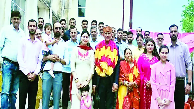 फोरमैन दीनानाथ पठानिया की रिटायरमेंट पर भर आई आंखें - Divya Himachal