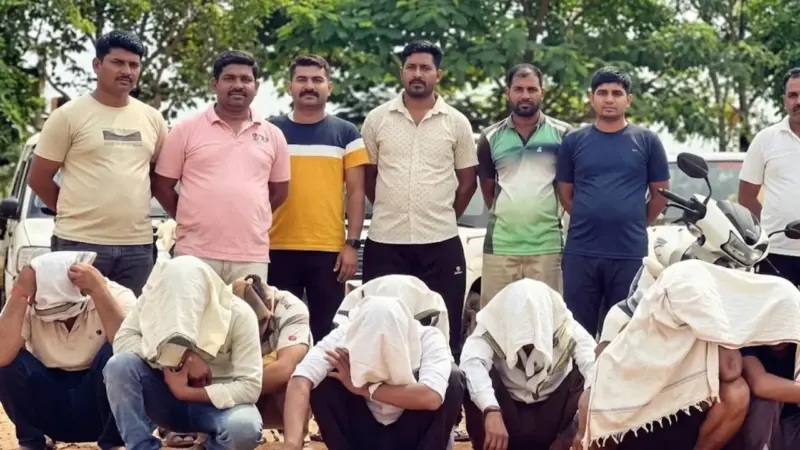 जंगल में जुआ का बड़ा अड्डा ध्वस्त,गड़चिरोली में 22 जुआरी गिरफ्तार; 71 लाख से ज्यादा का माल जब्त