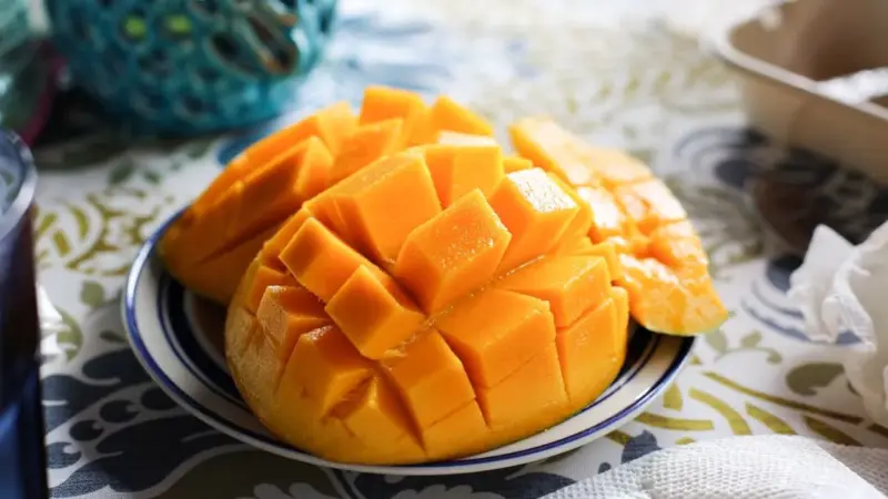 Why Should We Avoid Eating Mangoes at Night? Experts Explain the Potential Harm