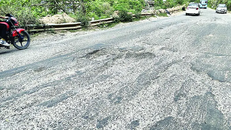 बनोई से कुठमां रोड पर जरा बचके - Divya Himachal