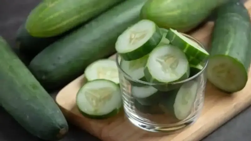 Cucumber Benefits: खीरा छीलकर खाना ज्यादा फायदेमंद या बिना छीले? जानिए क्या सही है तरीका
