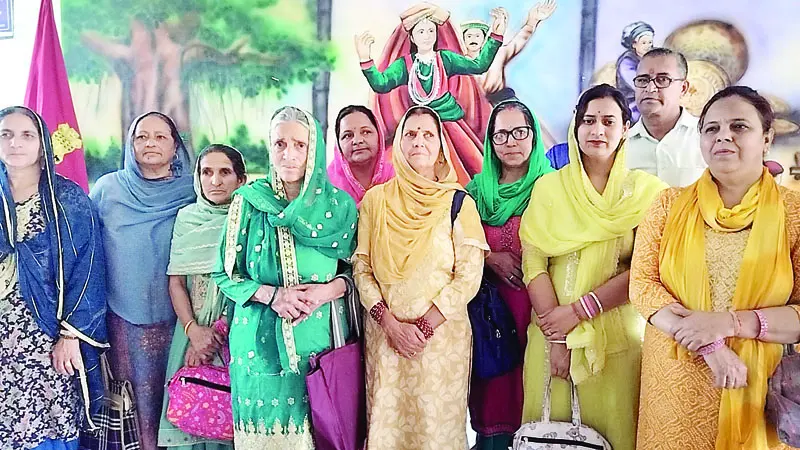 मिट्टी का ढेर लगाकर रोकी बल्ह गांव की सडक़ - Divya Himachal