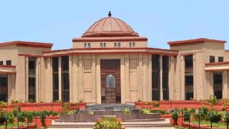 हाईकोर्ट का बड़ा फैसला : ढाई दशक पुराने फर्जी वेतन घोटाले में सभी आरोपी बरी, कोर्ट ने कहा - सिर्फ संदेह के आधार पर नहीं दी जा सकती सजा