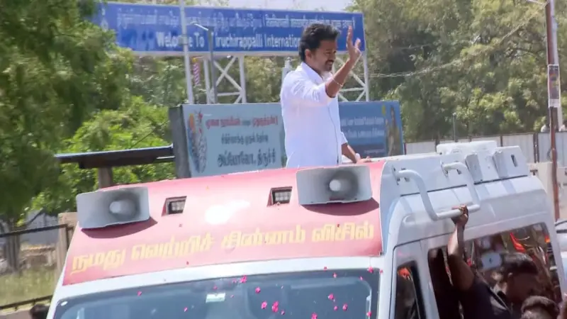 திடீரென பிரச்சார வாகனத்தில் இருந்து இறங்கிய விஜய்.. திருச்சியில் வேட்புமனுத் தாக்கல் செய்ய சென்ற போது பரபரப்பு!!