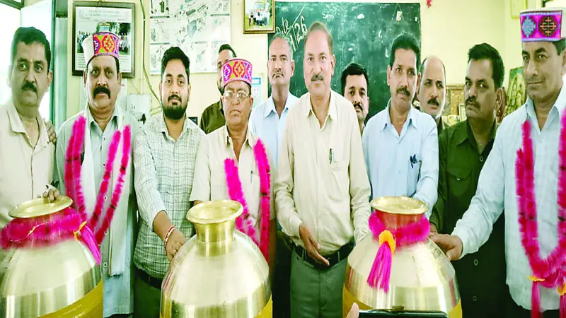 हमीरपुर डिपो से एक साथ सेवानिवृृत्त हुए नौ कर्मचारी - Divya Himachal