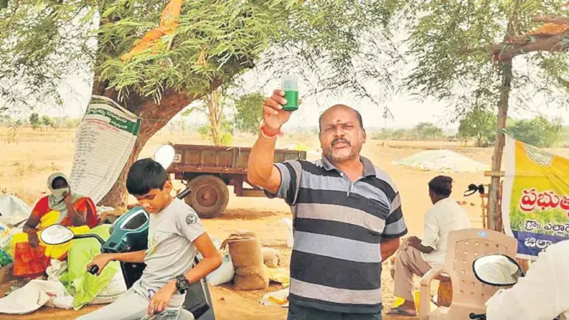 కొనుగోళ్లలో జాప్యం.. రైతు ఆత్మహత్యాయత్నం