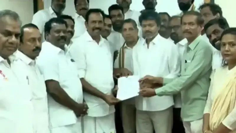 விஜயிடம் ஆதரவு கடிதம் வழங்கிய காங்கிரஸ் தலைவர்கள்!