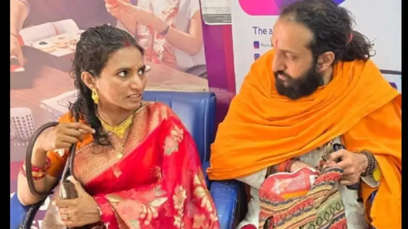 IIT Baba: সরল জীবনেই মুগ্ধ সঙ্গিনী, সন্ন্যাস ছেড়ে বিয়ে করলেন আইআইটি বাবা!