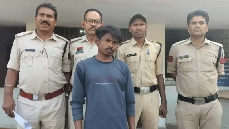 रंजिश की आग में जला घर : पड़ोसी के घर को बनाया निशाना, लाखों का सामान जलकर खाक