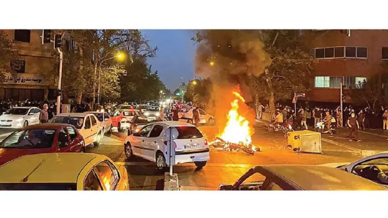 Iran warns Saudi, UAE and Turkey of strikes on US bases if attacked