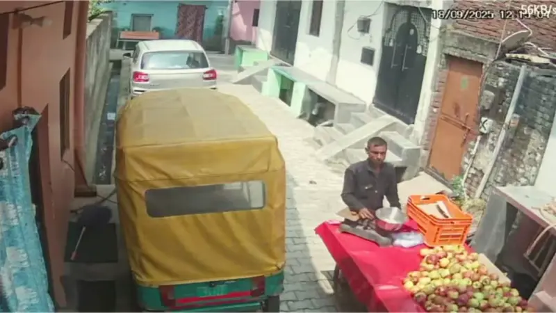 அதிர்ச்சி வீடியோ:  "பழக்காரன் வேஷத்தில் காமவெறி!" சிறுமியிடம் துணிகரமாக நடந்து கொண்ட நபர்.  சிசிடிவியால்  வெளிவந்த உண்மை..!!!
