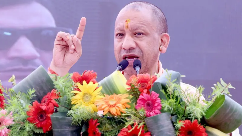 CM योगी ने वाराणसी में किया 'स्कूल चलो अभियान' का शुभारंभ, बोले- कोई बच्चा स्कूल जाने से छूटने न पाए...