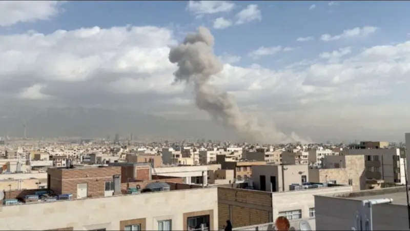 ईरान में भारतीयों के लिए अलर्ट: अगले 48 घंटे घरों में रहें, सैन्य ठिकानों से दूर रहने की सलाह