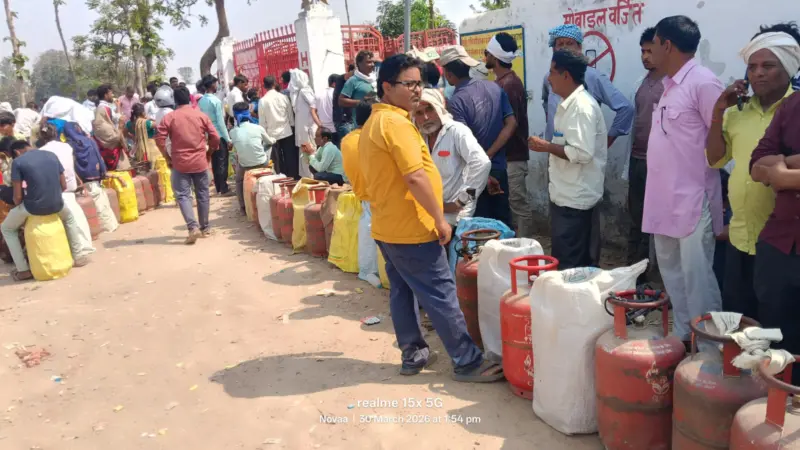 Basti :  गैस एजेंसियों पर उपभोक्ताओं की लाइन कम नहीं, टोकन सिस्टम से दो बार लाइन लगाने की मजबूरी