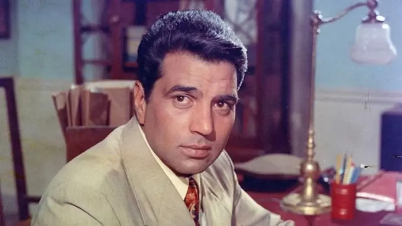'He-Man' Dharmendra Passes Away at the Age of 89