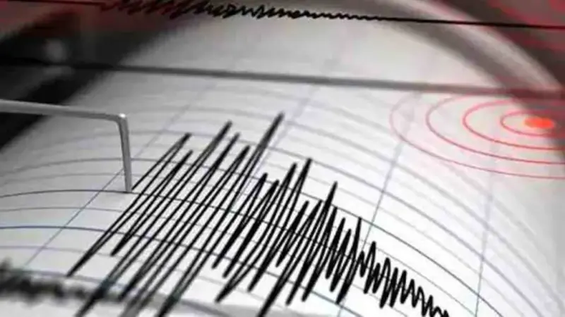 Earthquake: ఢిల్లీలో భూకంపం.. ప్రాణ భయంతో వీధుల్లోకి పరుగులు పెట్టిన జనాలు..