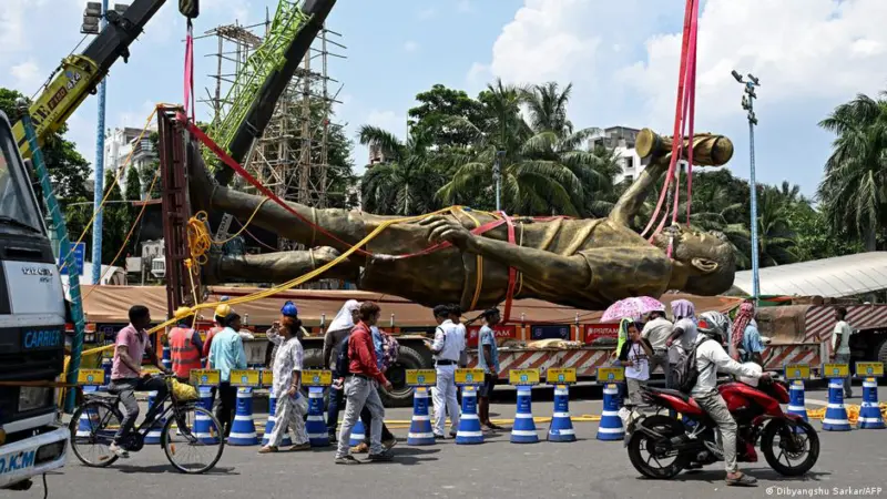 সরানো হলো মেসির ভাস্কর্য