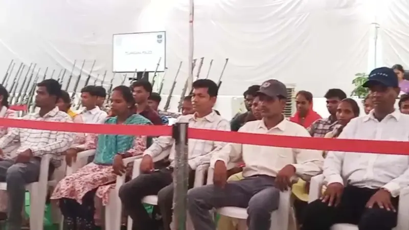 तेलंगाना में बड़ा नक्सल सरेंडर : पुलिस के सामने छत्तीसगढ़ के 47 नक्सलियों  ने किया समर्पण, 34 हथियार भी सौंपे | Dailyhunt