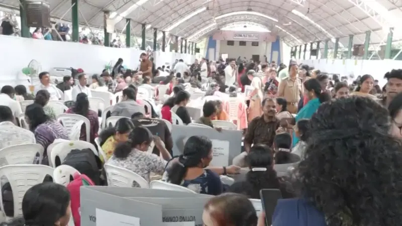 கேரளத்தில் சட்டமன்ற தேர்தலை முன்னிட்டு வாக்குச்சாவடி மையங்களுக்கு அனுப்பி வைக்கப்பட்ட EVM இயந்திரங்கள்!