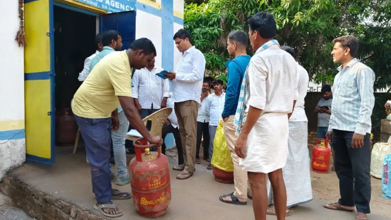 పుల్కల్ గొంగ్లూరు భారత్ గ్యాస్ గోదాంను తనిఖీ చేసిన అధికారులు