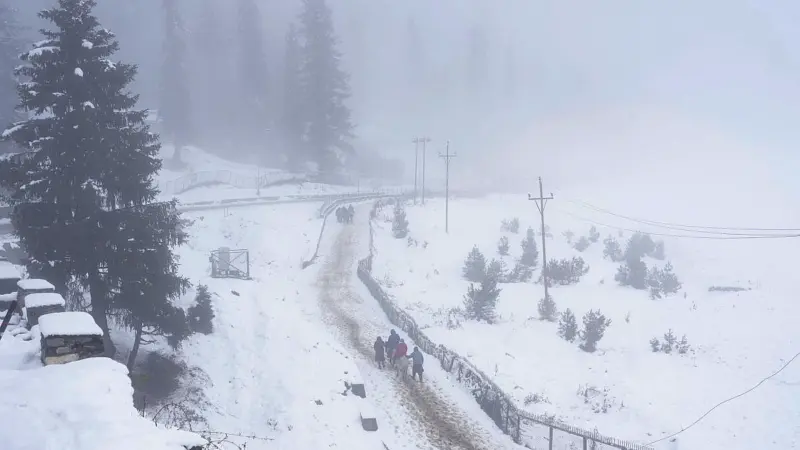 Unusual May snowfall in Kashmir brings relief to tourists fleeing heatwave