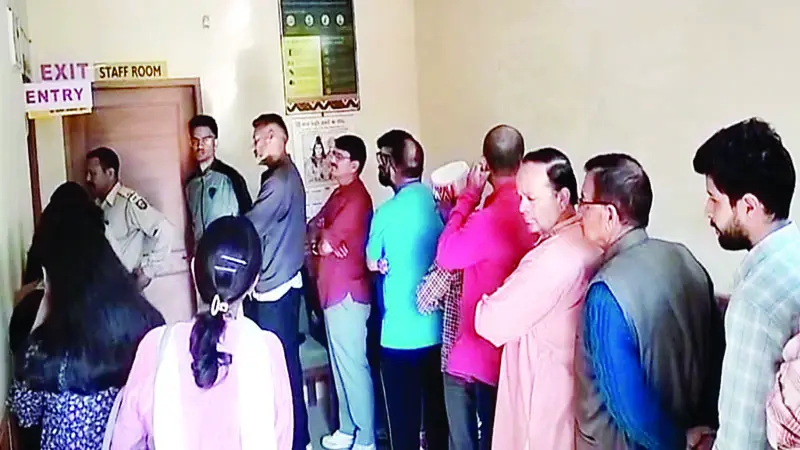 वाह ! चूल्हा-चौका छोड़ बूथों पर पहुंची महिलाएं - Divya Himachal
