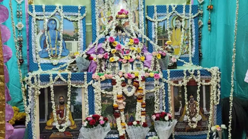 श्री राधा सरस बिहारी जू सरकार के लड़ाएंगे लाड़