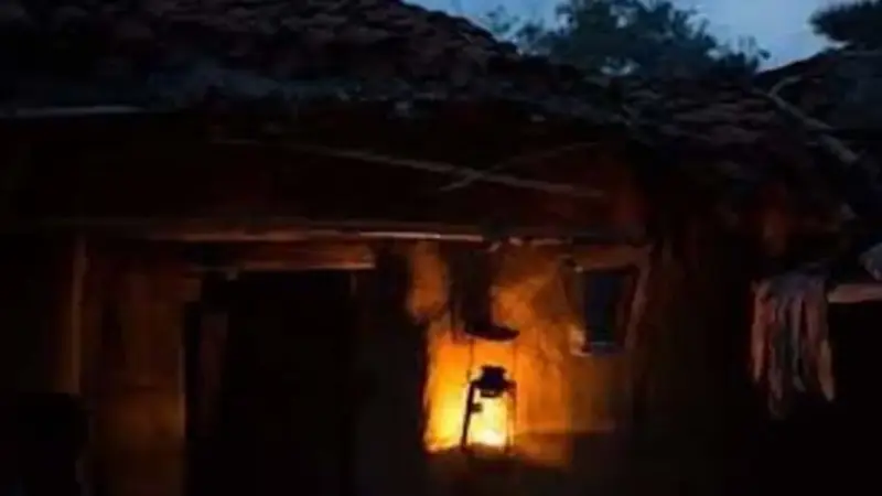 यहां आज भी लालटेन युग : ओडिशा सीमा से लगे दर्जनों आदिवासी गांव बिजली की रोशनी से महरूम