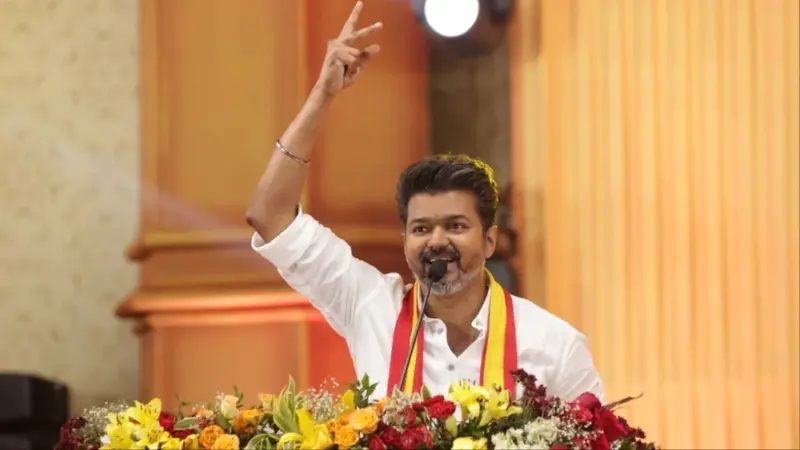 വേളാങ്കണ്ണി പള്ളിയില്‍ ശുശ്രൂഷകള്‍ തടസ്സപ്പെടുത്തി വിജയ് ഫാൻസിന്റെ മുദ്രാവാക്യം വിളി ; വിശ്വാസികളെ ശല്യപ്പെടുത്തരുതെന്നാവശ്യപ്പെട്ട് പള്ളി അധികൃതര്‍: പ്രദേശത്ത് തമ്പടിച്ചത് പതിനായിരങ്ങള്‍