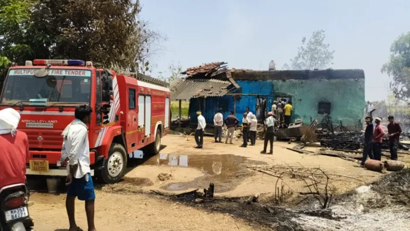 केशोरी येथे 6 खोल्यांच्या घराला आग,१२ लाखाचे नुकसान