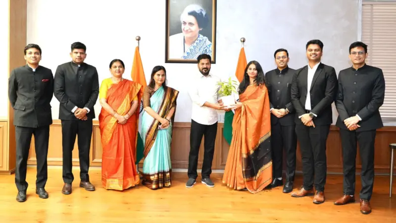 సీఎం రేవంత్ రెడ్డిని కలిసిన ట్రైనీ ఐఏఎస్ లు
