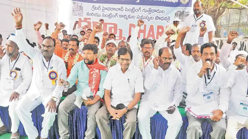 కార్మికులకు గుర్తింపు కార్డులు ఇవ్వాలి