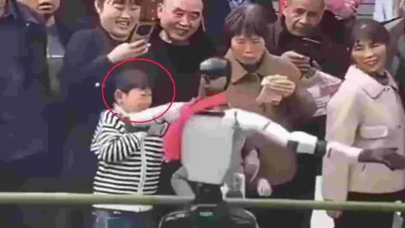 డ్యాన్స్ చేస్తూ పిల్లాడి మూతి పగులగొట్టిన రోబో