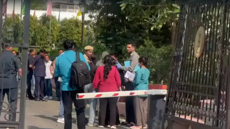 Delhi Assembly Security Breach : दिल्ली विधानसभा के प्रवेशद्वार के पास लगे बैरिकेट्स तोडकर चारपहिया वाहन अंदर घुसा ।