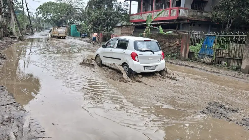 Nazira's Bar Ali Road Turns Into a Pond, Ambulances Blocked as Trucks Sink in Knee-Deep Water