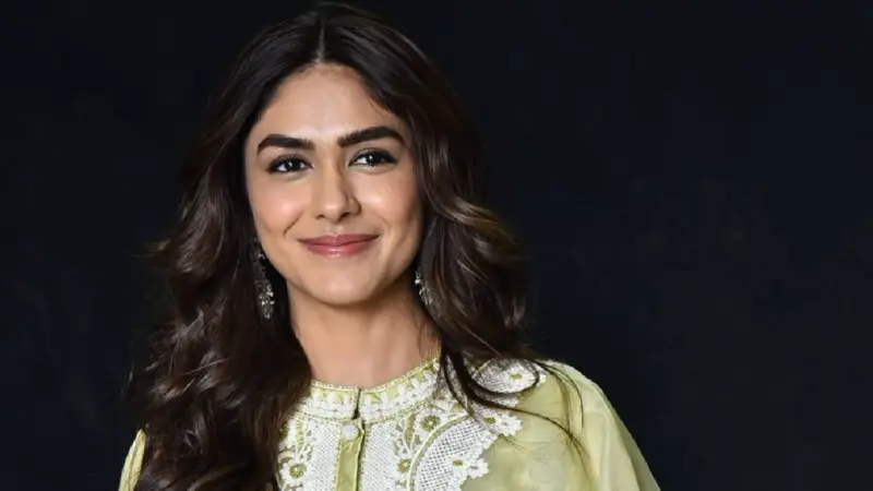 Mrunal Thakur: స్టేజ్‌పై మృణాల్ ఠాకుర్‌కు సారీ చెప్పిన హీరో!