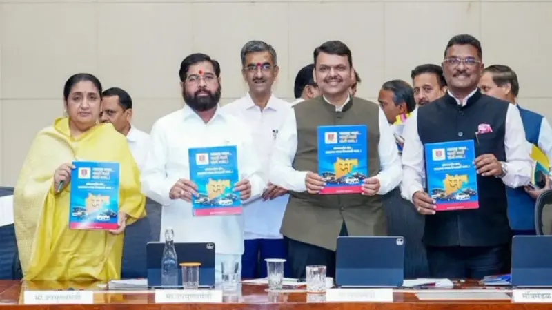 रिक्षा-टॅक्सी चालकांना मराठी शिकण्यासाठी सरकारचा पुढाकार; कॅबिनेटमध्ये मार्गदर्शक पुस्तिकेचे अनावरण