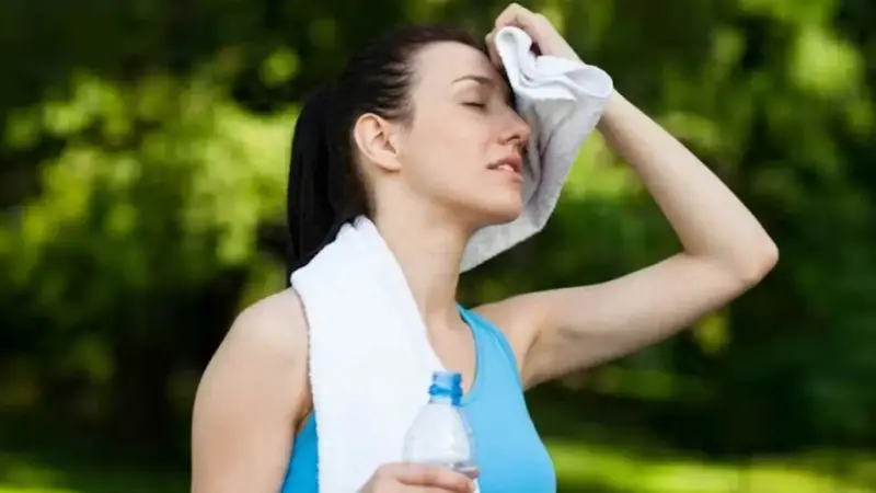Excessive Sweating: ज्यादा पसीना आने को हल्के में न लें, इन 5 परेशानियों का हो सकता है संकेत