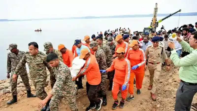 படகு விபத்து..! ஒருவரையொருவர் அணைத்த நிலையில் தாய், 4 வயது மகனின் உடல்கள் மீட்பு..! நெஞ்சை உலுக்கும் வீடியோ..!
