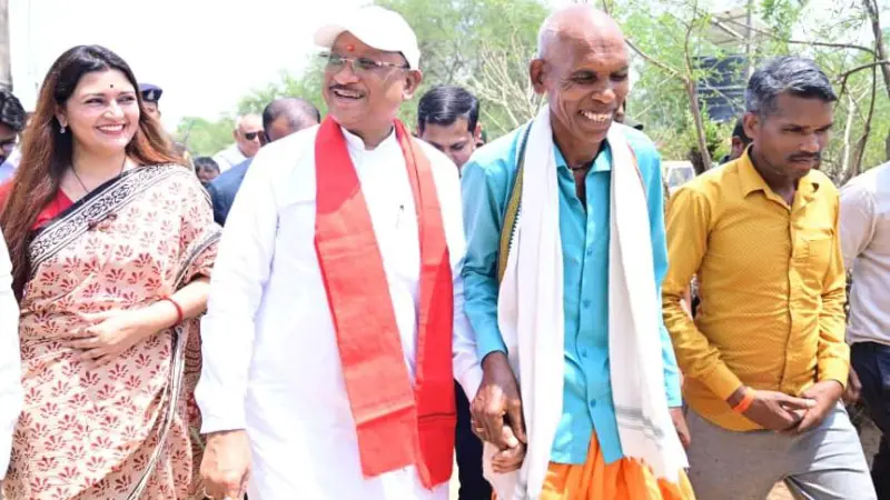 ग्रामीण के न्योते पर पहुंचे मुख्यमंत्री साय : प्रधानमंत्री आवास से बने घर का कराया गृह प्रवेश, मोहन मरावी के परिवार संग साझा की खुशियां