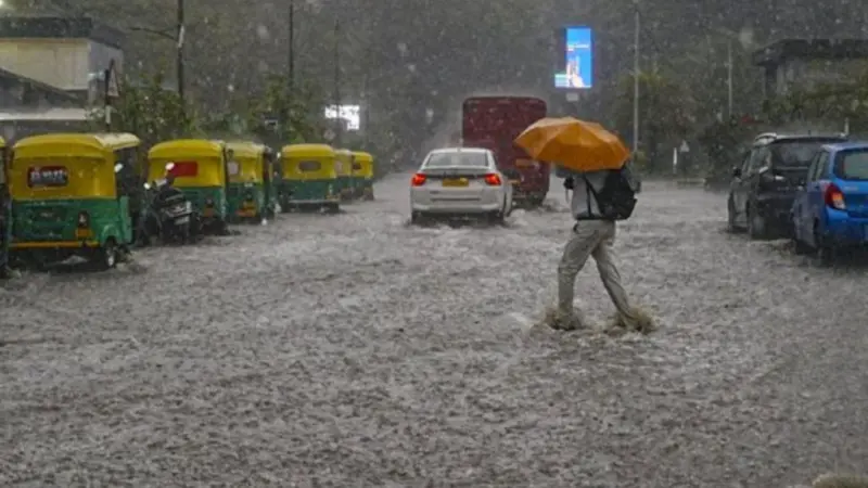 बारिश से भारी तबाही.. खंभे उखड़े-सड़कें धंसी और 10 लोगों की मौत, नोएडा-गाजियाबाद में अलर्ट