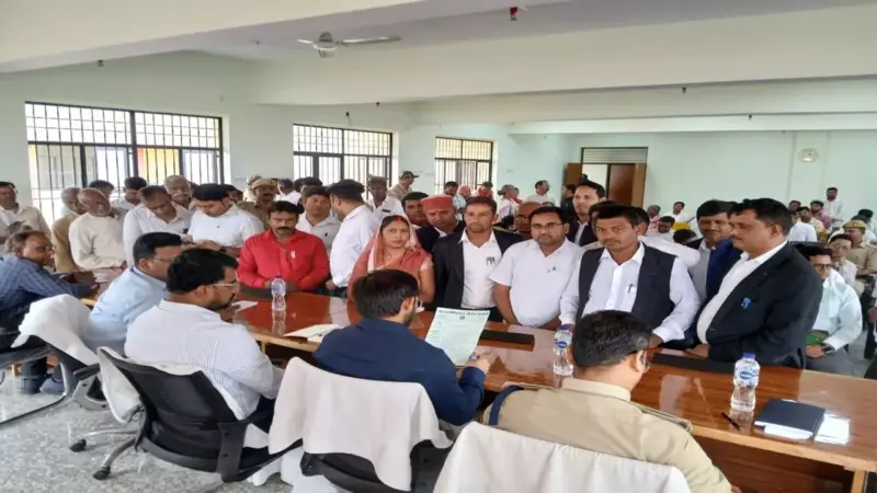 Chandauli News: नौगढ़ तहसील की अव्यवस्था पर वकीलों ने DM को शिकायत दी, कार्रवाई की मांग