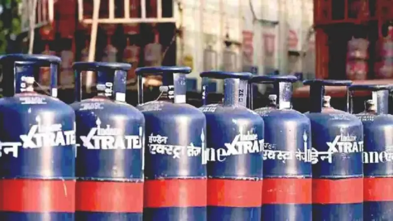 LPG Cylinder Price: महंगाई का जोरदार झटका, फिर महंगा हुआ LPG सिलेंडर.. कीमत 195.5 रुपये बढ़ी