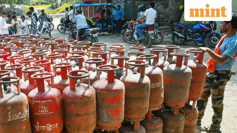 LPG Crisis: दिल्ली में LPG को लेकर बढ़ी चिंता! सरकार ने जारी किए हेल्पलाइन नंबर, जानें कहां करें शिकायत