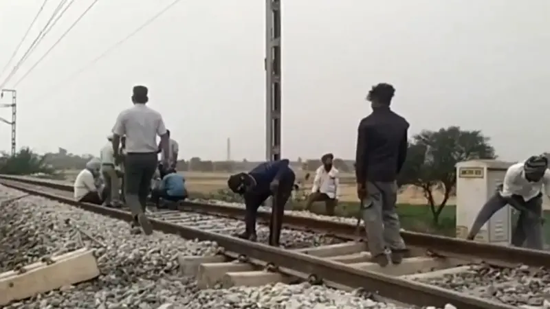 రైల్వే ట్రాక్‌పై బాంబు పెట్టడానికి ప్రయత్నించిన వ్యక్తి ..పేలుడుతో మృతి