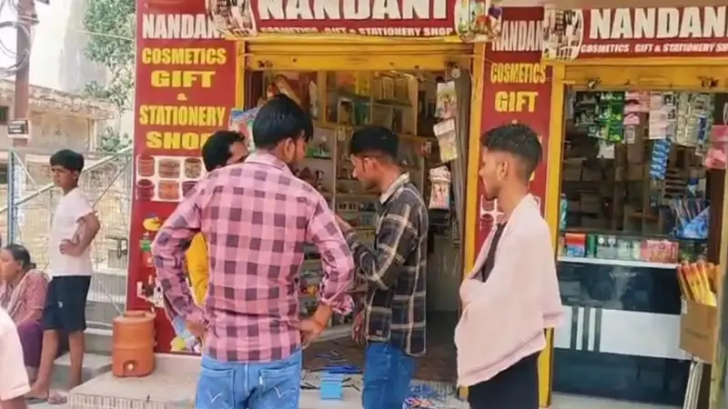 Raebareli News: रायबरेली में दबंगई: दुकानदार ने दूध विक्रेताओं पर तानी रिवॉल्वर, वीडियो वायरल