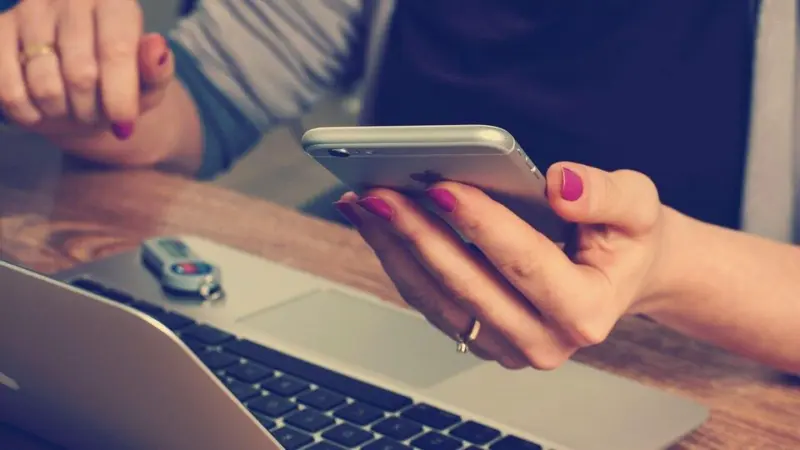 Employee threatened with pay cut for scrolling Reddit during overtime: 'Ask for more work'
