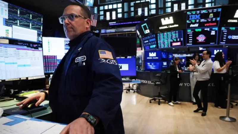 Wall Street slips as oil jumps, Fed's preferred inflation hits 3-year high, Snowflake soars 34%, Kohl's rises 18.5%
