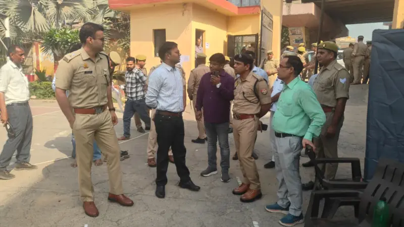 Firozabad :  डीएम और एसएसपी ने किया होमगार्ड भर्ती परीक्षा का निरीक्षण, सुरक्षा के कड़े इंतजाम