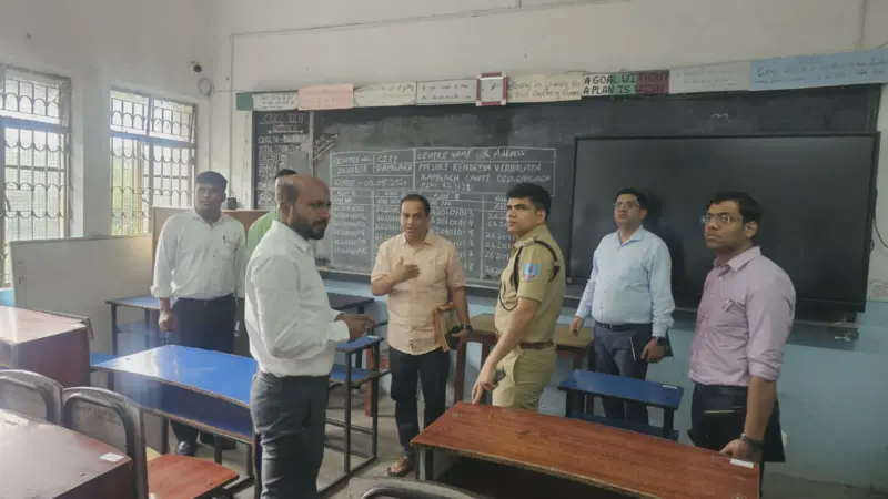 Ramgarh News : डीसी ने नीट परीक्षा केंद्रों का किया निरीक्षण